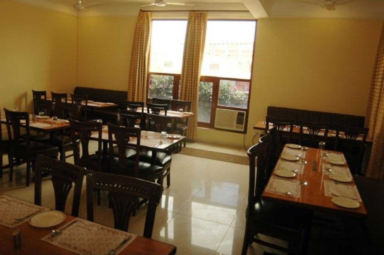 Hotel The Shubham Vrindāvan Exteriör bild