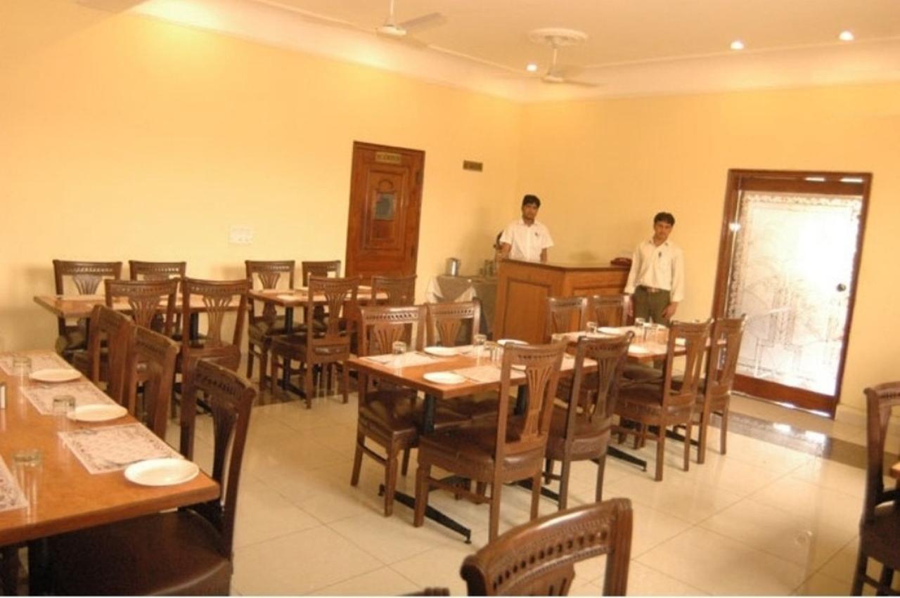 Hotel The Shubham Vrindāvan Exteriör bild